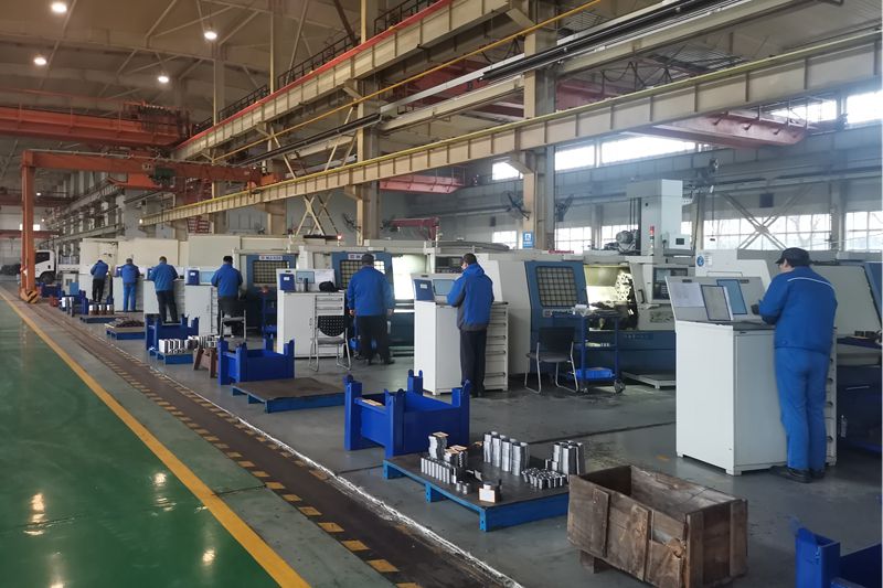 3、機(jī)加工車間數(shù)控車床班組全體員工早早進(jìn)入工作狀態(tài).jpg